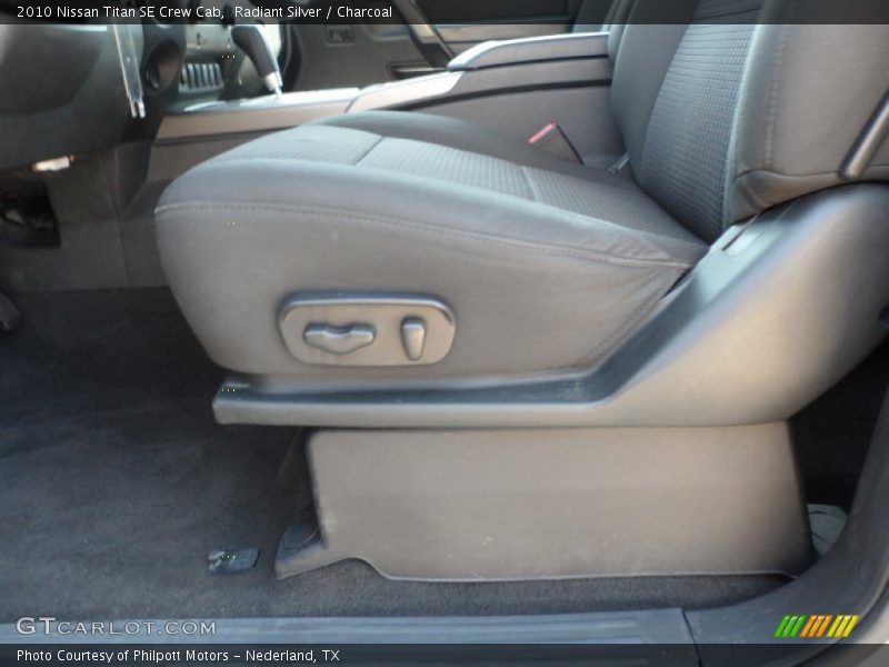 Radiant Silver / Charcoal 2010 Nissan Titan SE Crew Cab