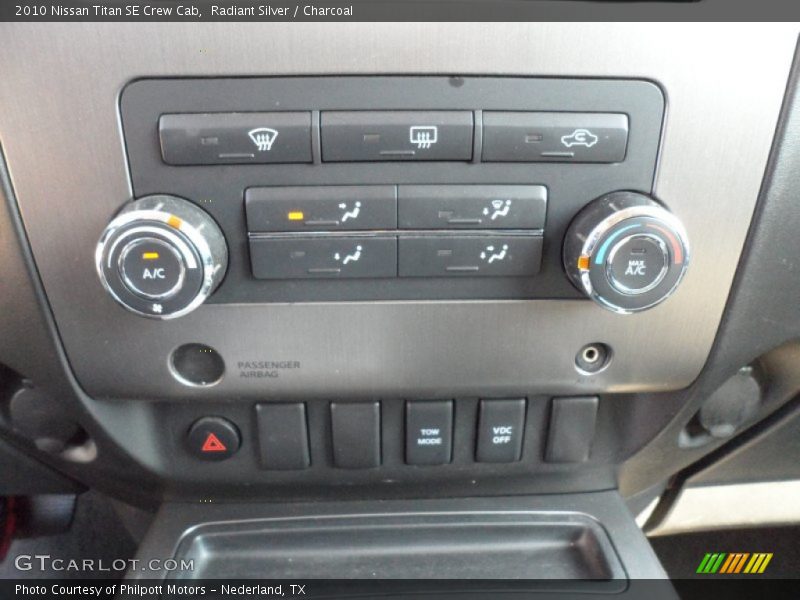 Radiant Silver / Charcoal 2010 Nissan Titan SE Crew Cab