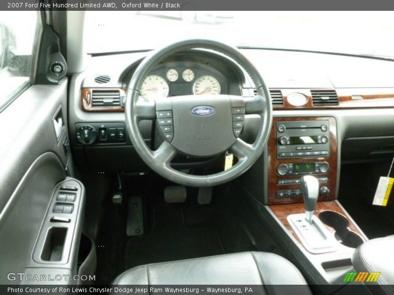 Dashboard of 2007 Five Hundred Limited AWD