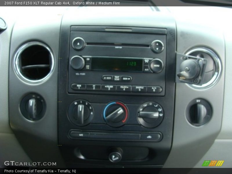 Oxford White / Medium Flint 2007 Ford F150 XLT Regular Cab 4x4