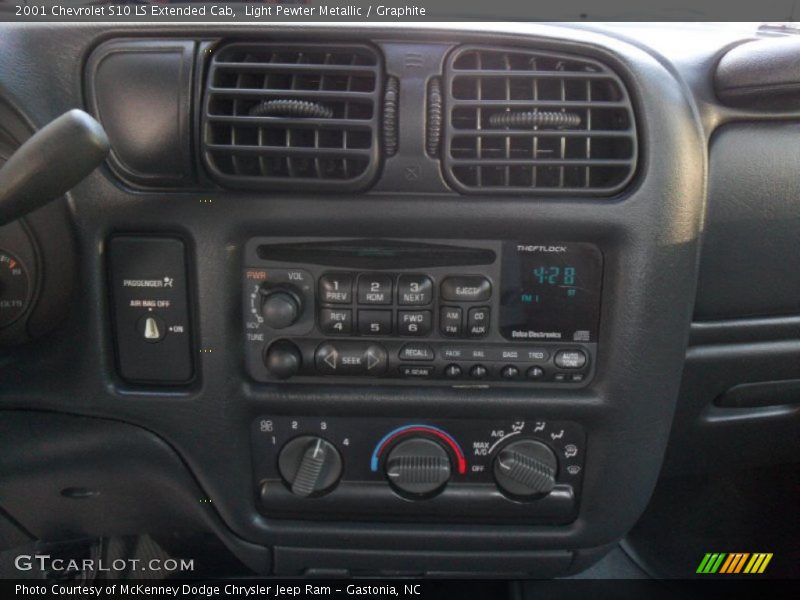 Light Pewter Metallic / Graphite 2001 Chevrolet S10 LS Extended Cab