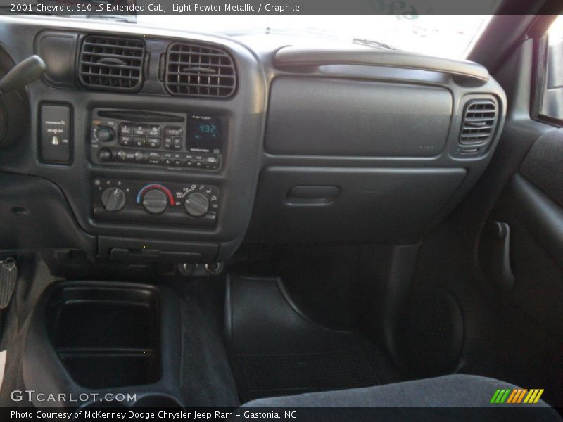Light Pewter Metallic / Graphite 2001 Chevrolet S10 LS Extended Cab