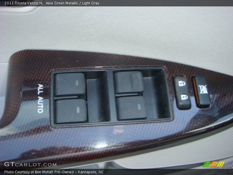 Aloe Green Metallic / Light Gray 2011 Toyota Venza I4