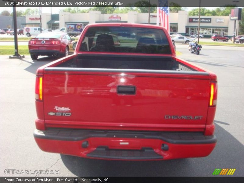 Victory Red / Medium Gray 2000 Chevrolet S10 LS Extended Cab