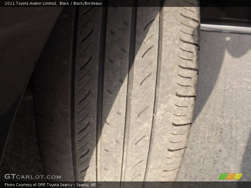 Black / Black/Bordeaux 2011 Toyota Avalon Limited