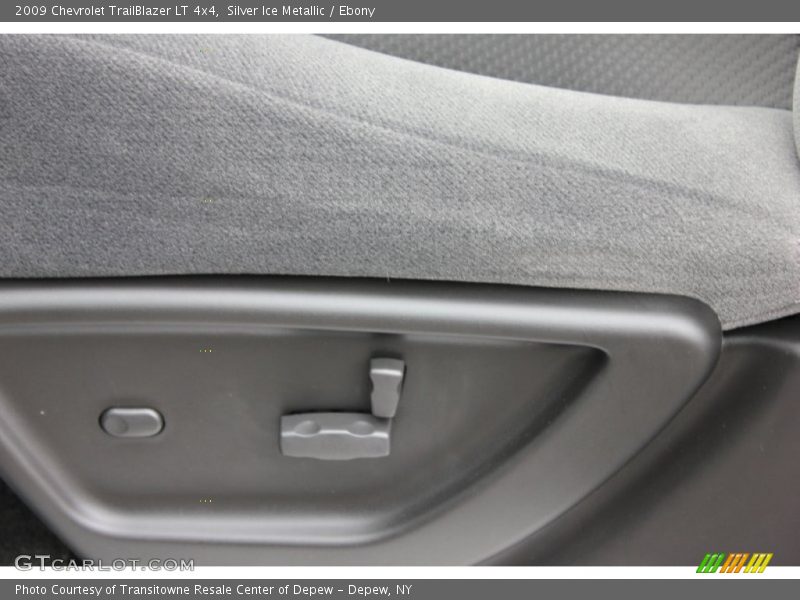 Silver Ice Metallic / Ebony 2009 Chevrolet TrailBlazer LT 4x4