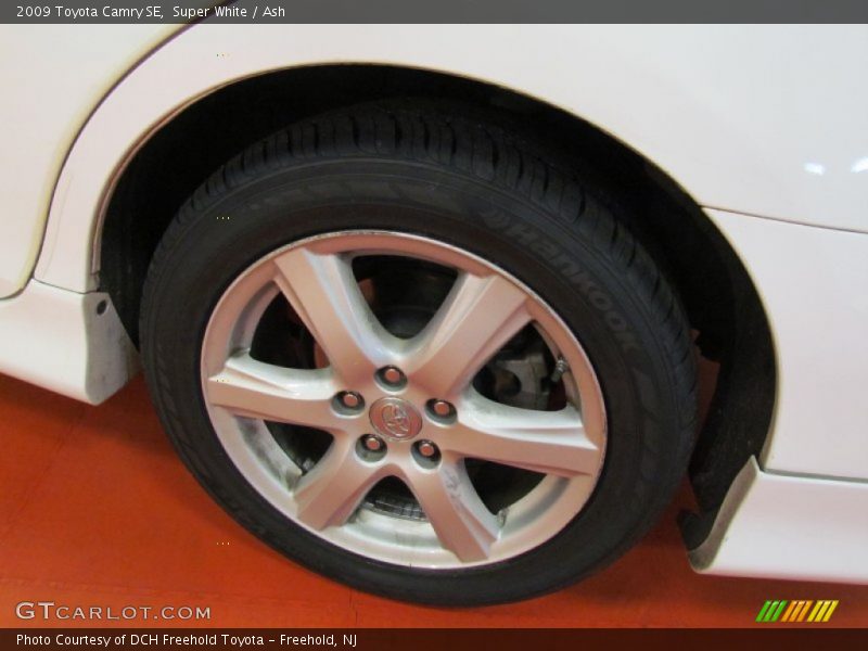 Super White / Ash 2009 Toyota Camry SE
