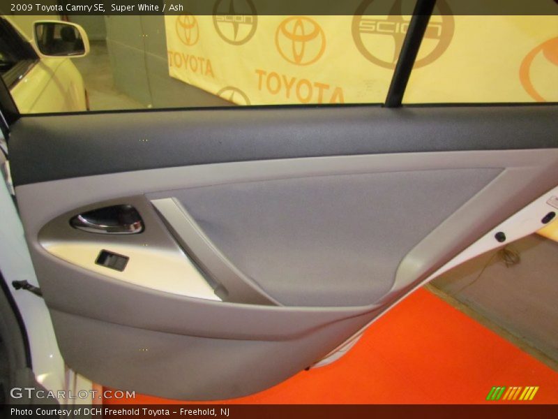 Super White / Ash 2009 Toyota Camry SE