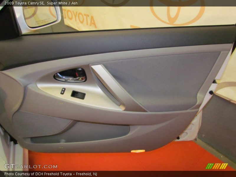 Super White / Ash 2009 Toyota Camry SE