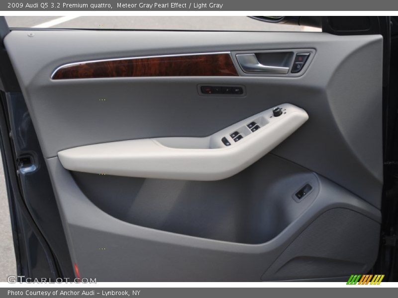 Meteor Gray Pearl Effect / Light Gray 2009 Audi Q5 3.2 Premium quattro
