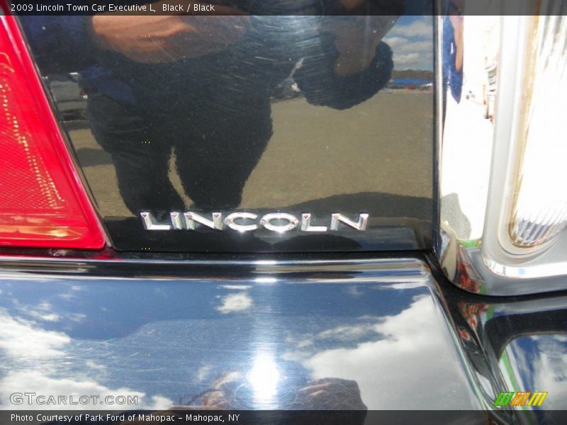 Black / Black 2009 Lincoln Town Car Executive L