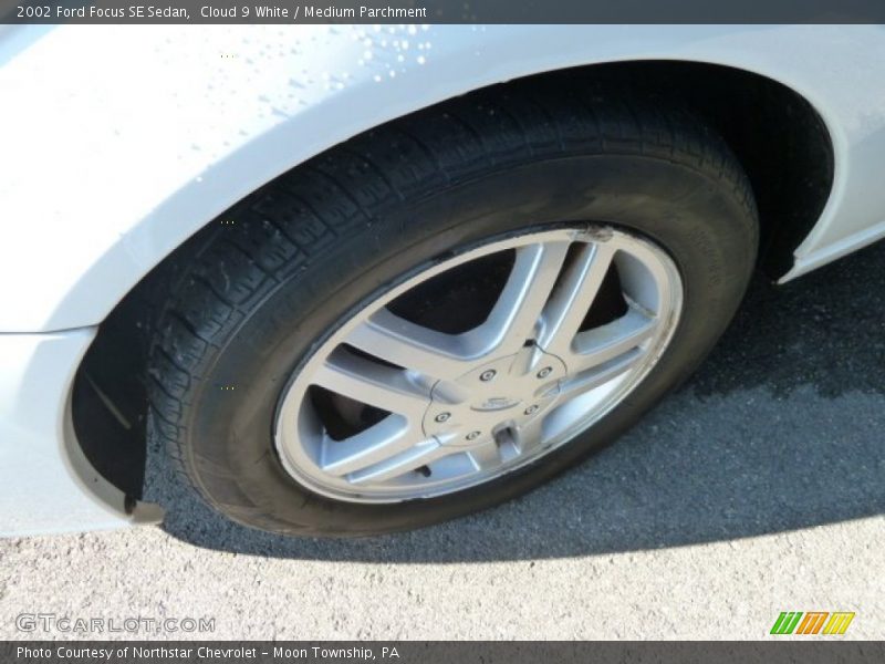 Cloud 9 White / Medium Parchment 2002 Ford Focus SE Sedan