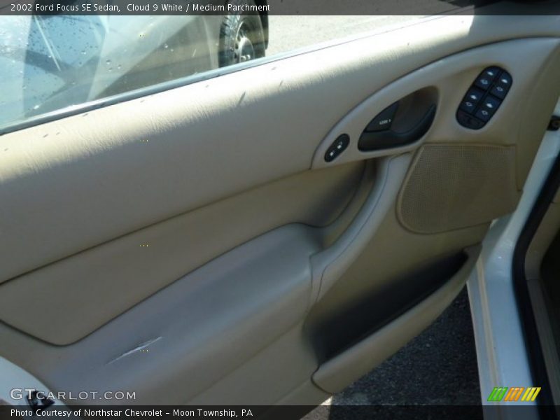 Cloud 9 White / Medium Parchment 2002 Ford Focus SE Sedan