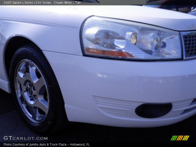 Cream White / Tan 2005 Saturn L Series L300 Sedan