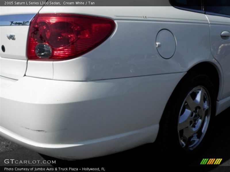 Cream White / Tan 2005 Saturn L Series L300 Sedan