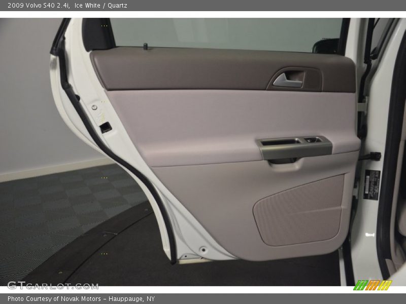 Ice White / Quartz 2009 Volvo S40 2.4i