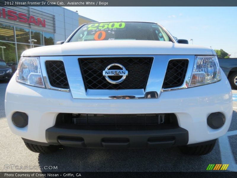 Avalanche White / Beige 2012 Nissan Frontier SV Crew Cab