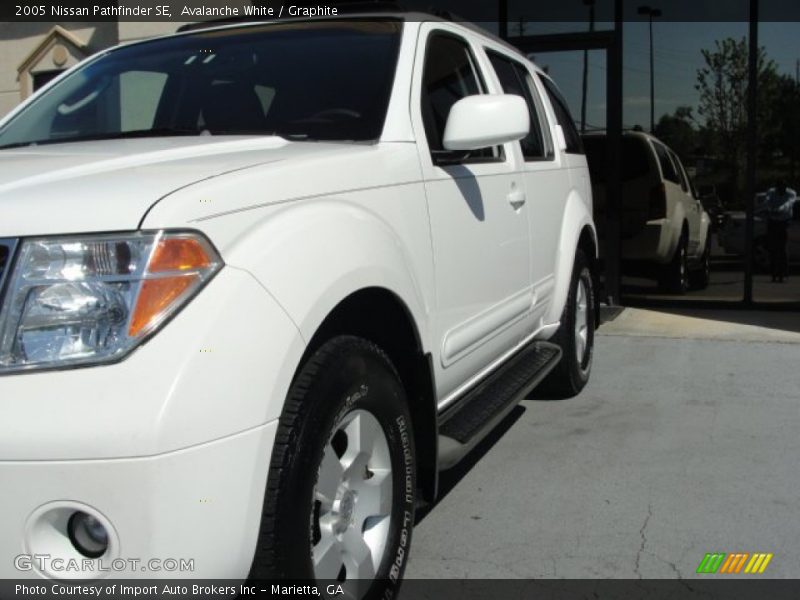 Avalanche White / Graphite 2005 Nissan Pathfinder SE
