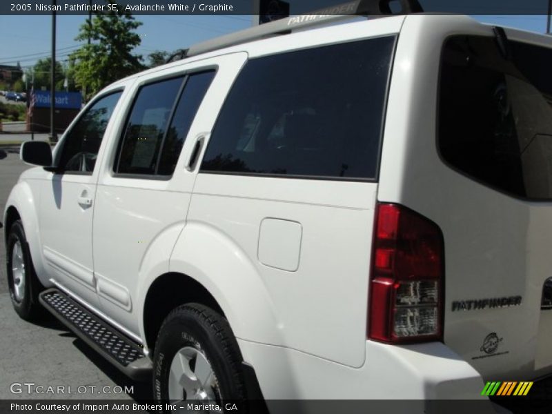 Avalanche White / Graphite 2005 Nissan Pathfinder SE