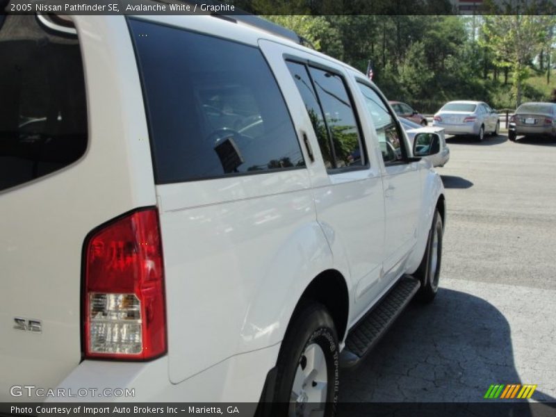 Avalanche White / Graphite 2005 Nissan Pathfinder SE