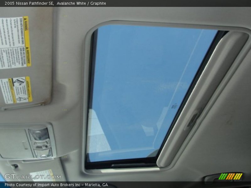 Avalanche White / Graphite 2005 Nissan Pathfinder SE