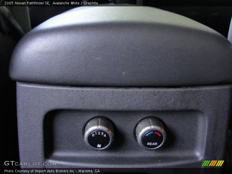 Avalanche White / Graphite 2005 Nissan Pathfinder SE