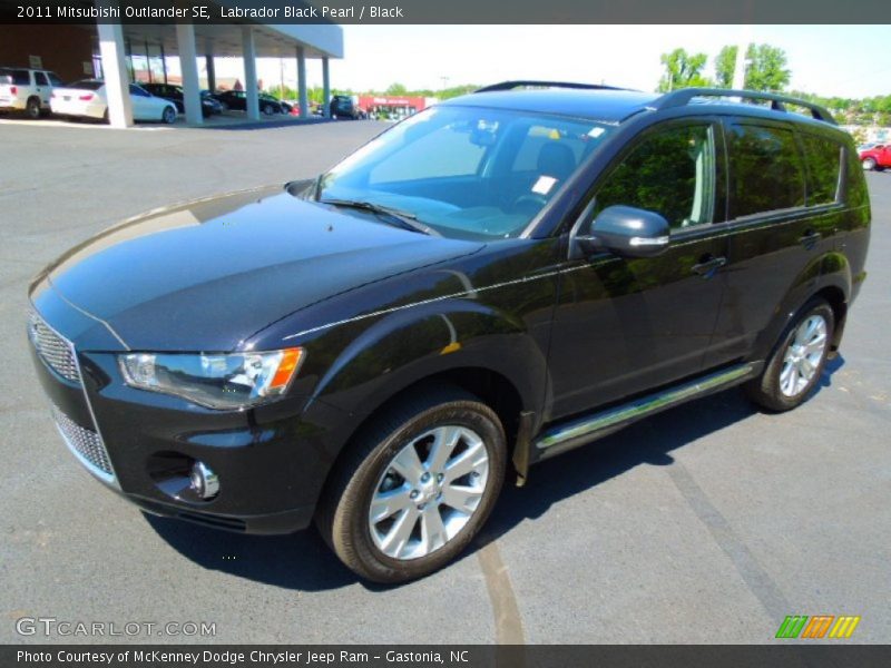 Labrador Black Pearl / Black 2011 Mitsubishi Outlander SE