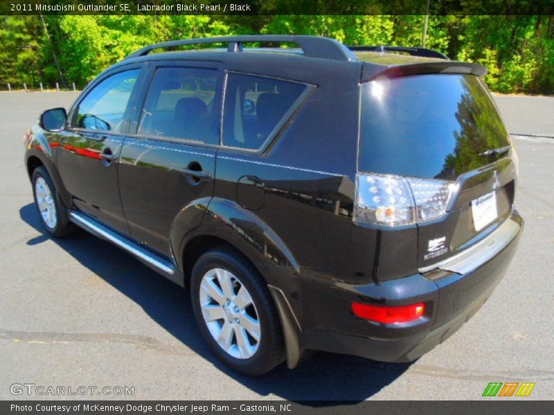 Labrador Black Pearl / Black 2011 Mitsubishi Outlander SE