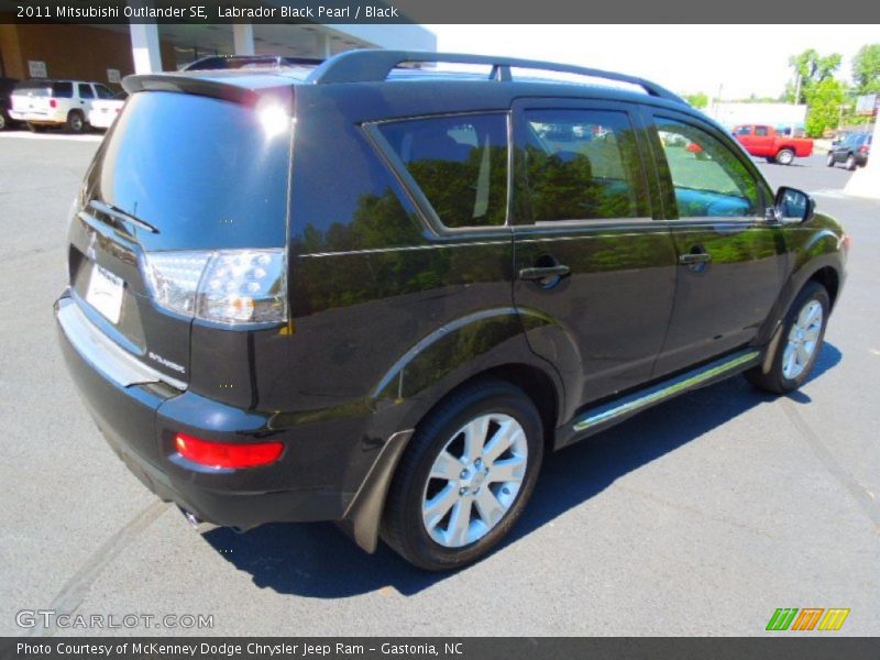 Labrador Black Pearl / Black 2011 Mitsubishi Outlander SE