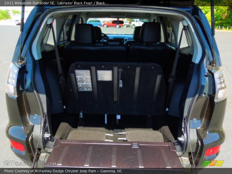 Labrador Black Pearl / Black 2011 Mitsubishi Outlander SE