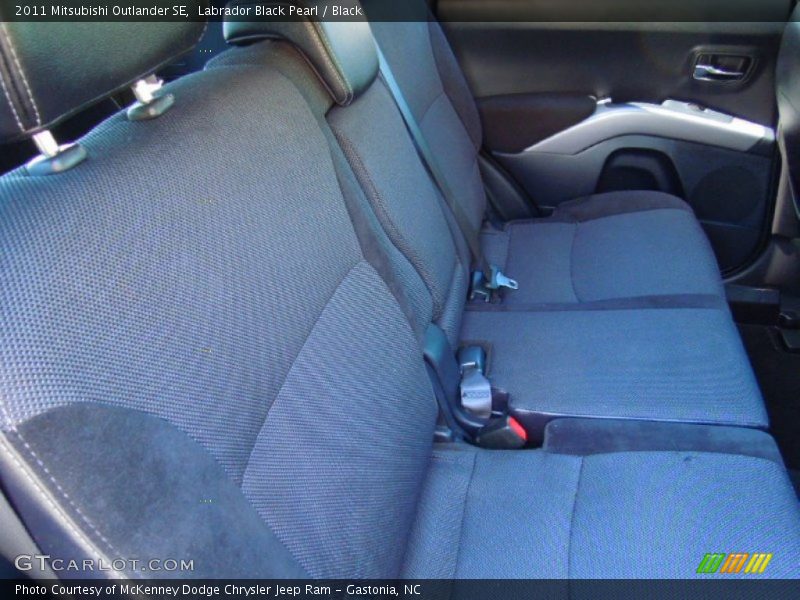 Labrador Black Pearl / Black 2011 Mitsubishi Outlander SE