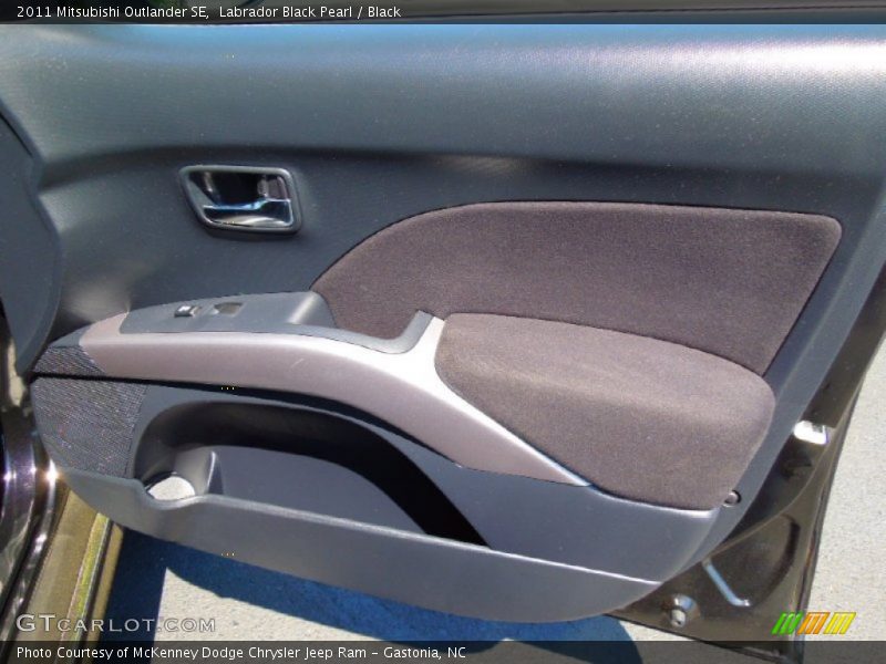 Labrador Black Pearl / Black 2011 Mitsubishi Outlander SE