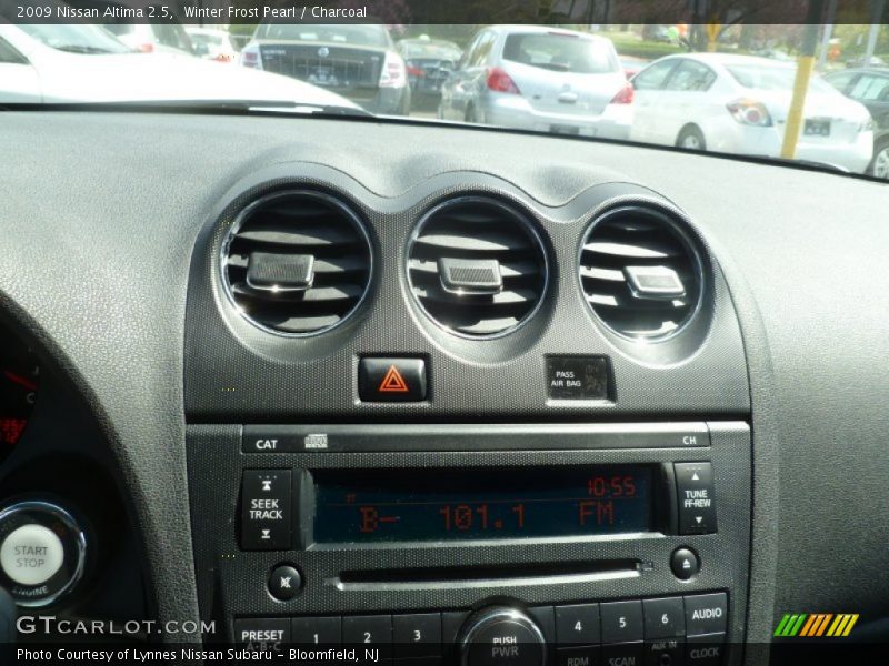 Winter Frost Pearl / Charcoal 2009 Nissan Altima 2.5