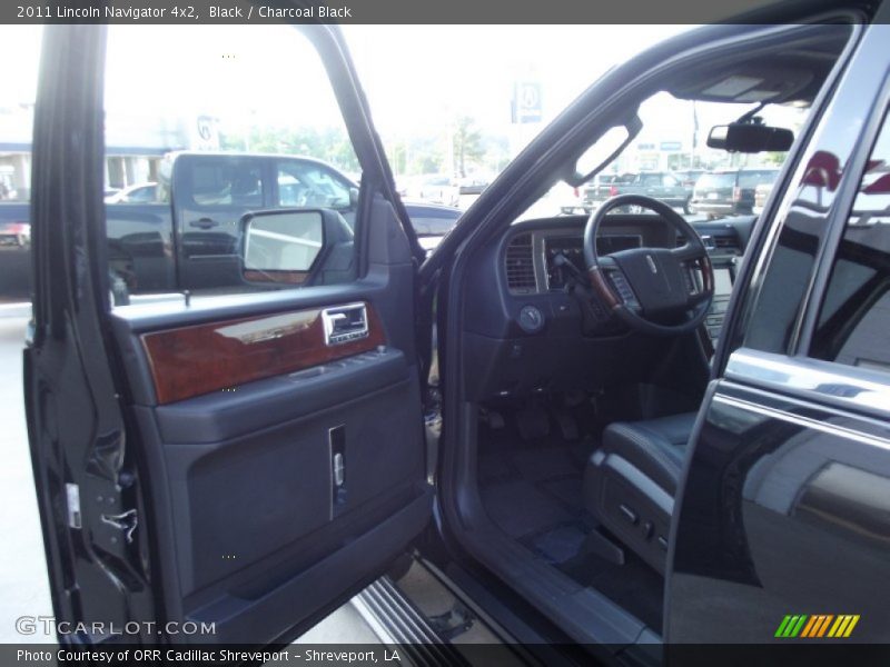 Black / Charcoal Black 2011 Lincoln Navigator 4x2