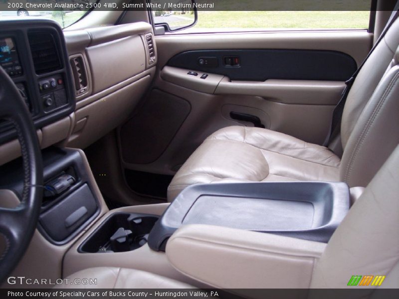 Summit White / Medium Neutral 2002 Chevrolet Avalanche 2500 4WD