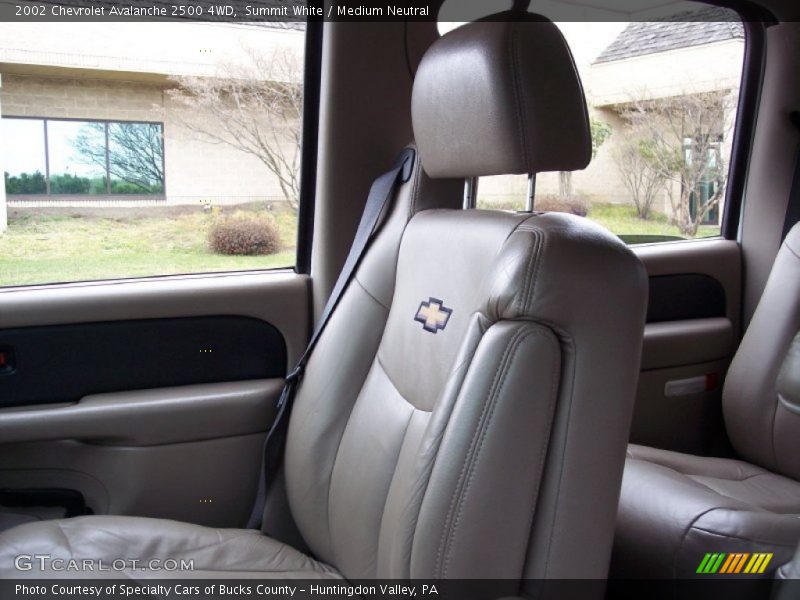 Summit White / Medium Neutral 2002 Chevrolet Avalanche 2500 4WD
