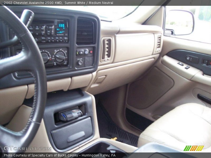 Summit White / Medium Neutral 2002 Chevrolet Avalanche 2500 4WD