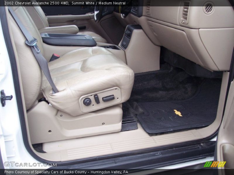 Summit White / Medium Neutral 2002 Chevrolet Avalanche 2500 4WD