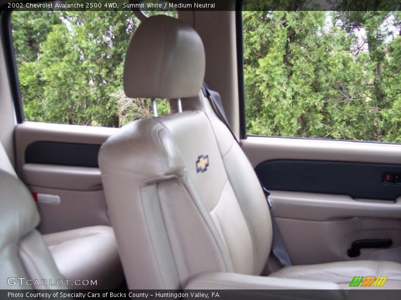 Summit White / Medium Neutral 2002 Chevrolet Avalanche 2500 4WD