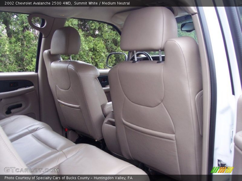 Summit White / Medium Neutral 2002 Chevrolet Avalanche 2500 4WD