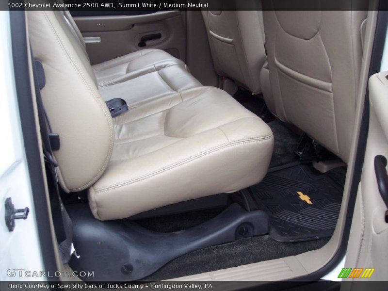 Summit White / Medium Neutral 2002 Chevrolet Avalanche 2500 4WD