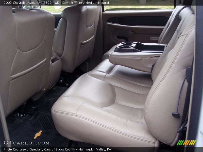 Summit White / Medium Neutral 2002 Chevrolet Avalanche 2500 4WD