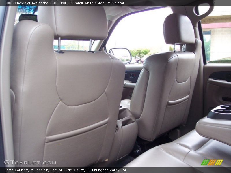 Summit White / Medium Neutral 2002 Chevrolet Avalanche 2500 4WD