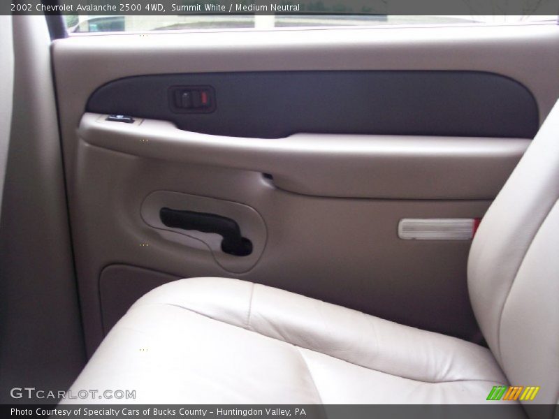 Summit White / Medium Neutral 2002 Chevrolet Avalanche 2500 4WD