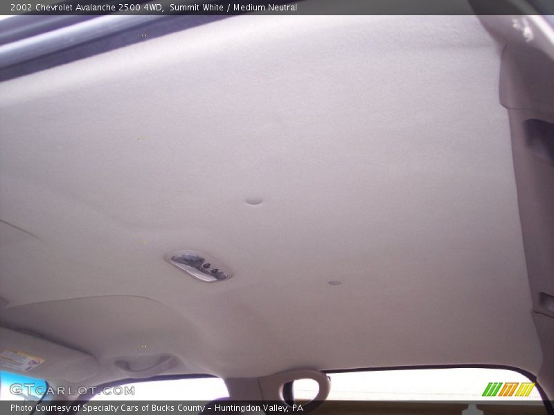 Summit White / Medium Neutral 2002 Chevrolet Avalanche 2500 4WD