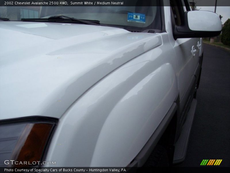 Summit White / Medium Neutral 2002 Chevrolet Avalanche 2500 4WD