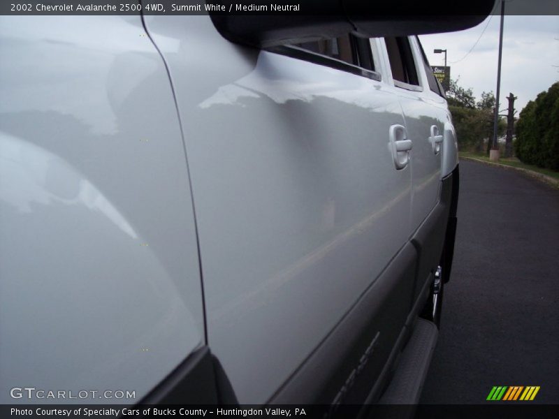 Summit White / Medium Neutral 2002 Chevrolet Avalanche 2500 4WD