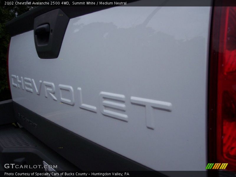 Summit White / Medium Neutral 2002 Chevrolet Avalanche 2500 4WD
