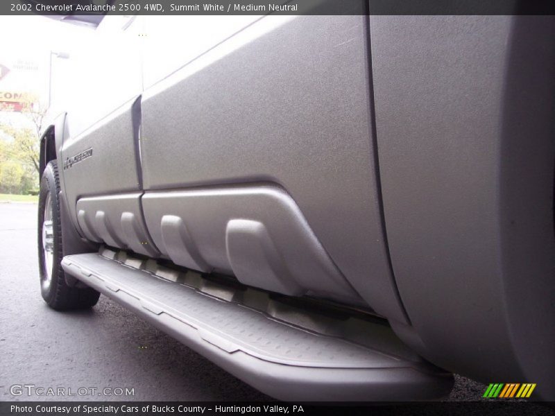 Summit White / Medium Neutral 2002 Chevrolet Avalanche 2500 4WD