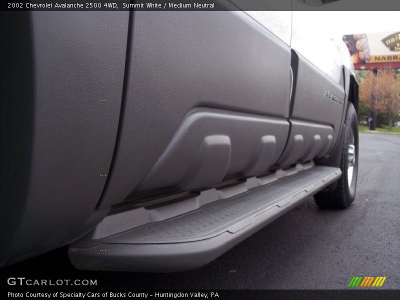 Summit White / Medium Neutral 2002 Chevrolet Avalanche 2500 4WD
